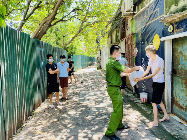 Đoàn thanh niên Công an TP Hà Nội, tặng 2000 phần quà nghĩa tình đến nhân dân -4