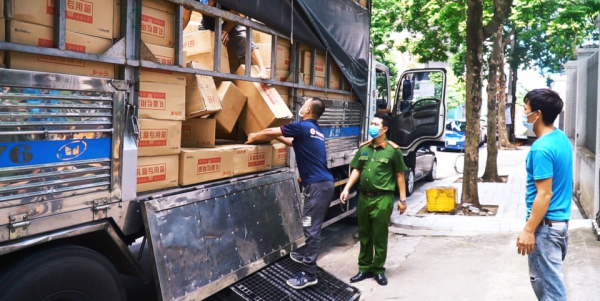 Phát hiện xe tải “luồng xanh” vận chuyển gần 10 tấn bánh trung thu nhập lậu -1