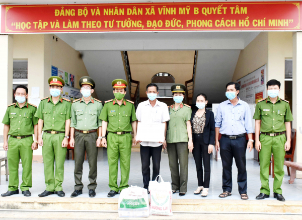 Những phần quà ý nghĩa nhân Ngày hội toàn dân bảo vệ ANTQ -0