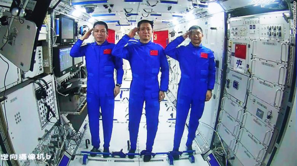 Các phi hành gia Trung Quốc thực hiện chuyến đi bộ thứ hai ngoài không gian -0
