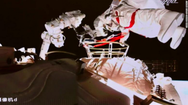 Các phi hành gia Trung Quốc thực hiện chuyến đi bộ thứ hai ngoài không gian -0