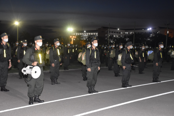 Trung đoàn Cảnh sát cơ động Trung Bộ xuất quân chi viện Bình Dương ngay trong đêm -0