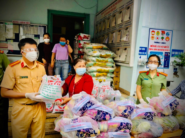 Công an TP Hồ Chí Minh phát gạo, rau... cho người dân giữa mùa dịch  -0