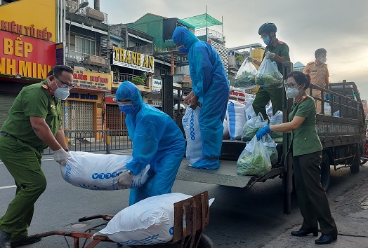 Công an TP Hồ Chí Minh phát gạo, rau... cho người dân giữa mùa dịch  -0