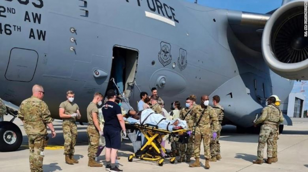 Sản phụ Afghanistan sinh con ngay trên máy bay sơ tán của Mỹ  -0