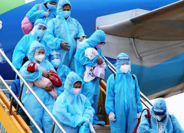 Chuyến bay đặc biệt đưa 400 phụ nữ mang thai và trẻ nhỏ về quê -0
