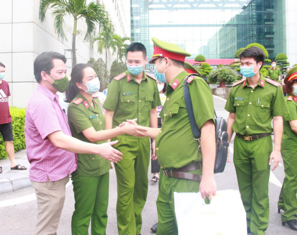 Xúc động những chiến sĩ lên đường vào TP Hồ Chí Minh phòng, chống dịch COVID-19 -1