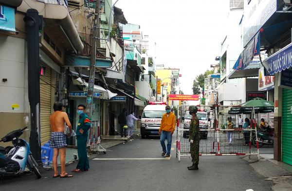 Ngày đầu Công an, quân đội tại TP Hồ Chí Minh xiết chặt giãn cách xã hội -0