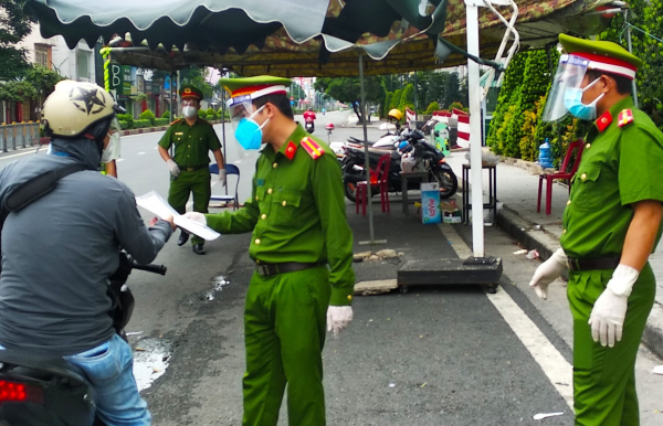 Ngày đầu Công an, quân đội tại TP Hồ Chí Minh xiết chặt giãn cách xã hội -0