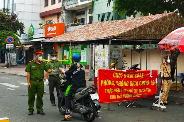 Ngày đầu Công an, quân đội tại TP Hồ Chí Minh xiết chặt giãn cách xã hội -3