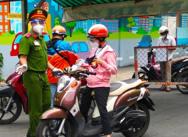 Ngày đầu Công an, quân đội tại TP Hồ Chí Minh xiết chặt giãn cách xã hội -4
