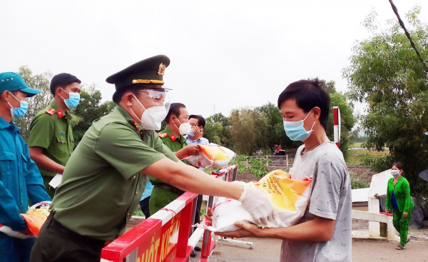 Công an tỉnh An Giang tiếp tục trao tặng 200 tấn gạo, 47 tấn cá, rau củ hỗ trợ người dân khó khăn -3