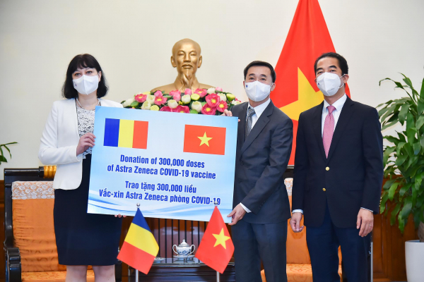 Việt Nam tiếp nhận 300.000 liều vaccine AstraZeneca do Romania gửi tặng -0