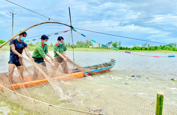 Công an tỉnh An Giang tiếp tục trao tặng 200 tấn gạo, 47 tấn cá, rau củ hỗ trợ người dân khó khăn -0
