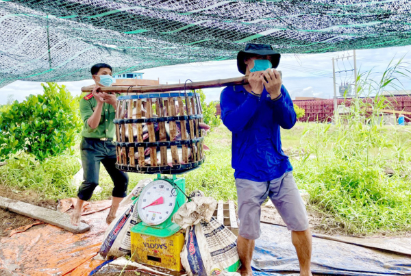Công an tỉnh An Giang tiếp tục trao tặng 200 tấn gạo, 47 tấn cá, rau củ hỗ trợ người dân khó khăn -2