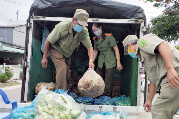 Công an tỉnh An Giang tiếp tục trao tặng 200 tấn gạo, 47 tấn cá, rau củ hỗ trợ người dân khó khăn -3