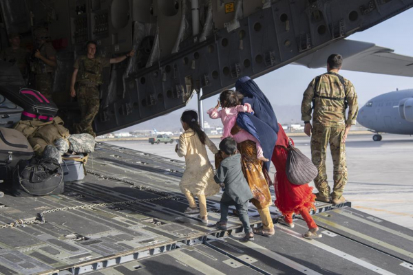 Hàng nghìn người Mỹ vẫn mắc kẹt tại Afghanistan -0