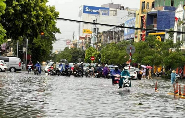 Nhiều tuyến phố ở Hải Phòng ngập sâu sau cơn mưa lớn -3