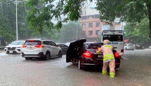 Nhiều tuyến phố ở Hải Phòng ngập sâu sau cơn mưa lớn -1