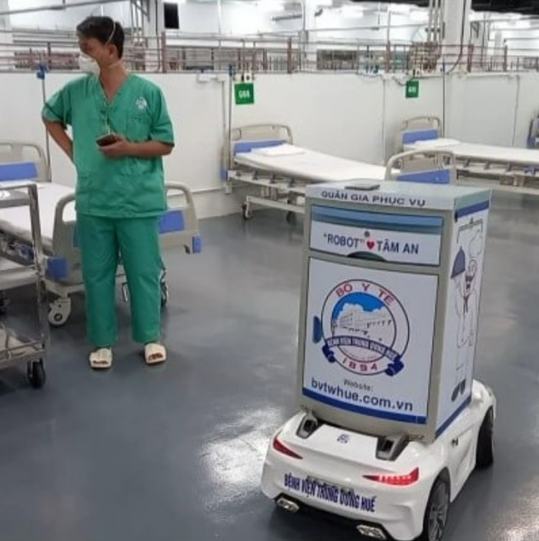 Robots used to help COVID-19 patients in HCMC's hospital -0