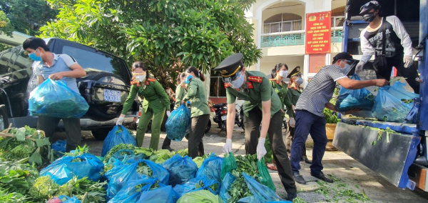 Công an hỗ trợ cung ứng lương thực, thực phẩm cho người dân Đà Nẵng -0
