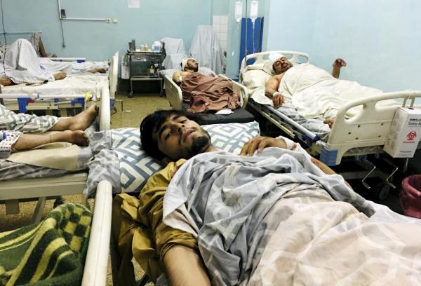 Cảnh tang thương tại Afghanistan sau vụ nổ khiến hơn 70 người chết -0