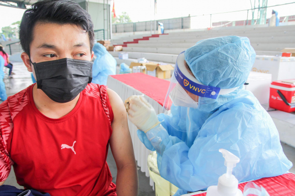 Thêm hơn 1,4 triệu liều vaccine COVID-19 của AstraZeneca về Việt Nam -0