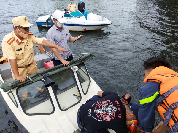 Thiếu tá CSGT nhiều lần cứu người đuối nước trên sông Hương -0