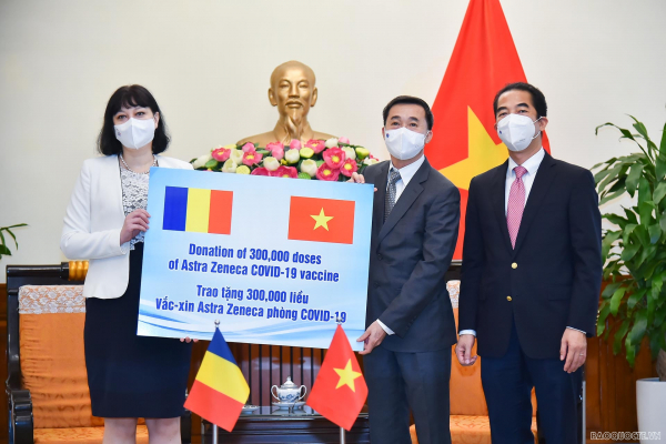 Vietnam receives 300,000 doses of COVID-19 vaccine from Romania -0