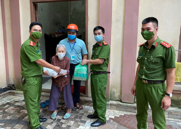 Công an xã Thanh Liệt hỗ trợ người dân khó khăn phòng, chống dịch COVID-19 -0