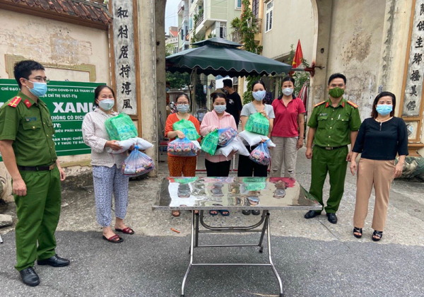 Công an xã Thanh Liệt hỗ trợ người dân khó khăn phòng, chống dịch COVID-19 -1