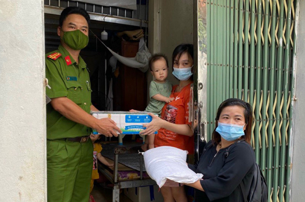 Công an xã Thanh Liệt hỗ trợ người dân khó khăn phòng, chống dịch COVID-19 -2