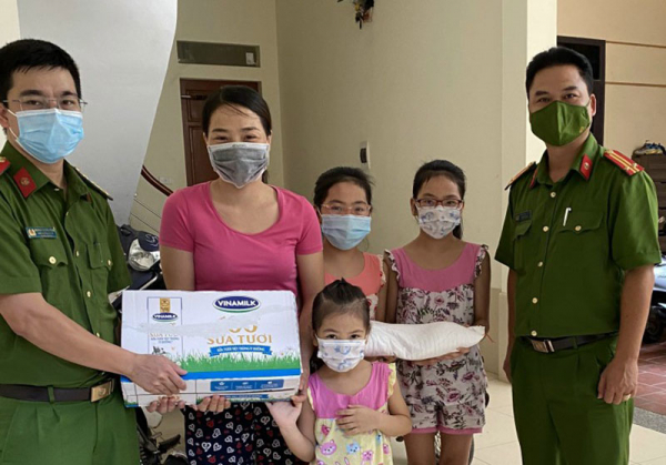 Công an xã Thanh Liệt hỗ trợ người dân khó khăn phòng, chống dịch COVID-19 -4