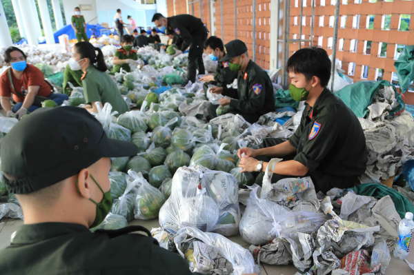 Những tấn thịt cá, rau củ đầu tiên do Công an Đà Nẵng cung ứng đã đến tay người dân -0