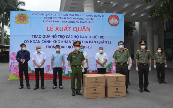  Công an TP Hồ Chí Minh xuất quân trao quà hỗ trợ các hộ dân thuê trọ khó khăn  -0