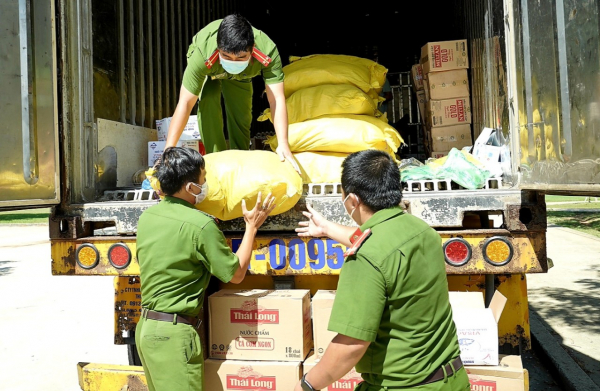 Những tấn thịt cá, rau củ đầu tiên do Công an Đà Nẵng cung ứng đã đến tay người dân -1