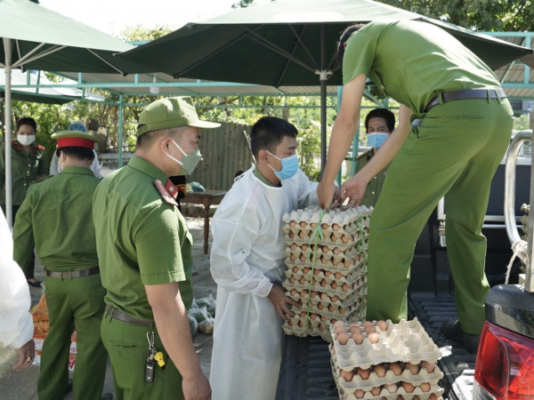 Những tấn thịt cá, rau củ đầu tiên do Công an Đà Nẵng cung ứng đã đến tay người dân -0