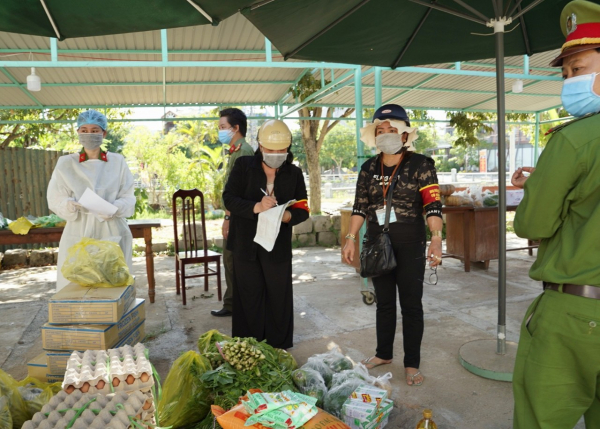 Những tấn thịt cá, rau củ đầu tiên do Công an Đà Nẵng cung ứng đã đến tay người dân -0