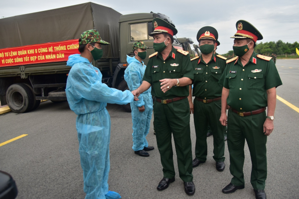 Quân khu 9 xuất quân vận chuyển 50 tấn nông sản, thực phẩm tặng nhân dân TP Hồ Chí Minh -0
