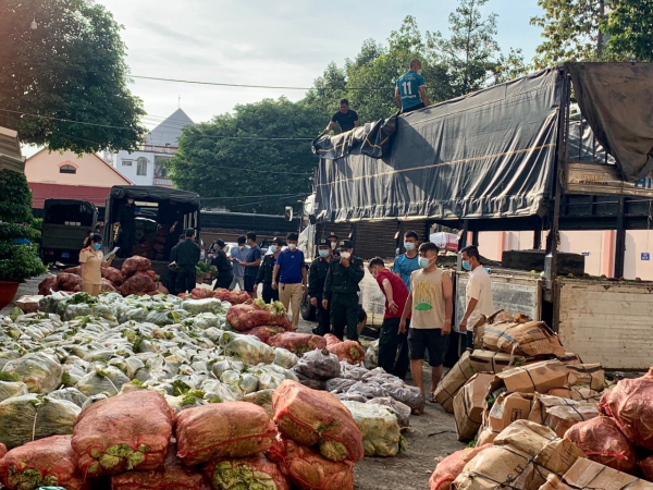 CSGT Lâm Đồng tặng 20 tấn rau củ cho tuyến đầu chống dịch ở Bình Dương -0