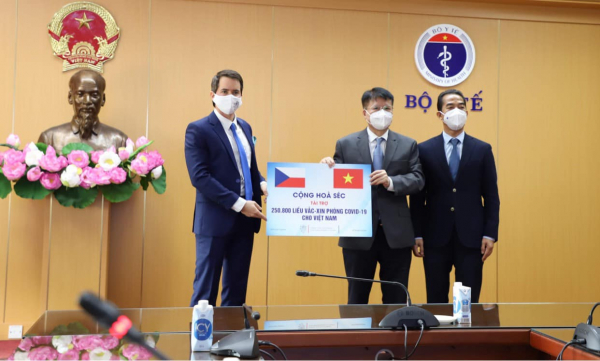 Việt Nam tiếp nhận hơn 250 nghìn liều vaccine AstraZeneca và Moderna do Chính phủ Cộng hòa Séc trao tặng -0