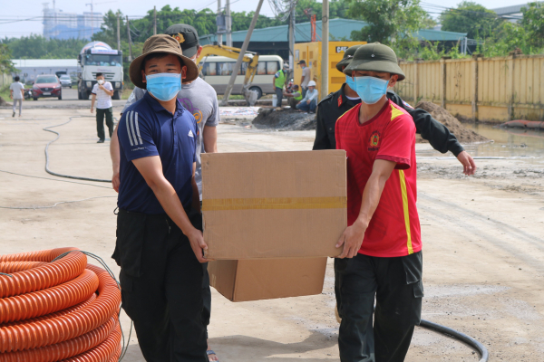 Gần 1.500 lượt Cảnh sát cơ động gấp rút thi công Bệnh viện dã chiến Phước Lộc -0