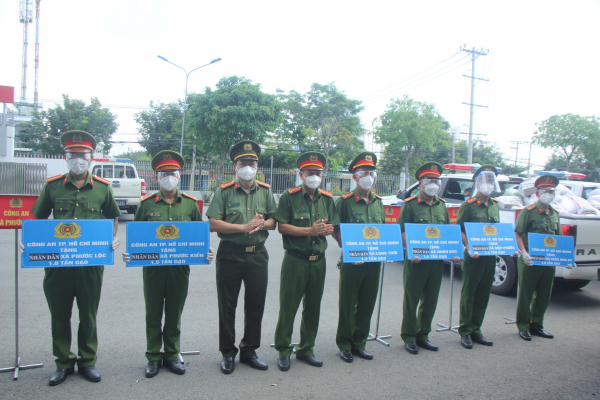 Công an TP Hồ Chí Minh trao hơn 2.000 phần quà cho người dân, người lao động nghèo -0