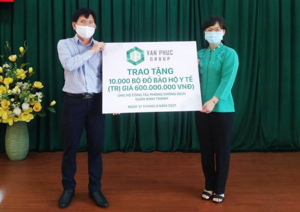 Van Phuc Group tặng 10.000 bộ đồ bảo hộ y tế cho UBND quận Bình Thạnh -0