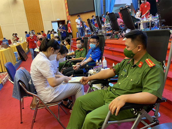 Công an Tuyên Quang tham gia “Hành trình đỏ” hiến 100 đơn vị máu tình nguyện -3