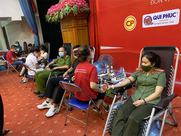 Công an Tuyên Quang tham gia “Hành trình đỏ” hiến 100 đơn vị máu tình nguyện -4