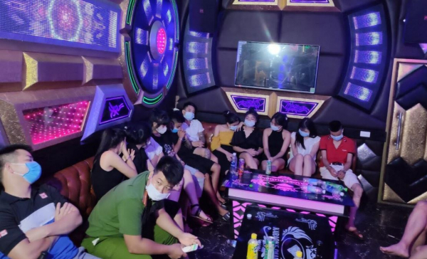 Bắt giữ 30 thanh thiếu niên “lắc lư” trong quán karaoke -0