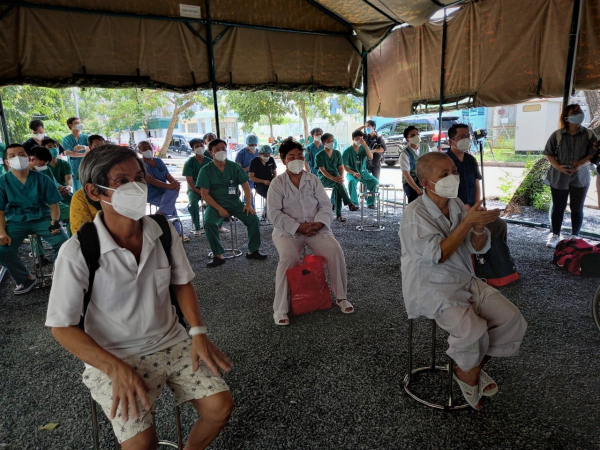 7 bệnh nhân nguy kịch đầu tiên của Trung tâm Hồi sức tích cực COVID-19 Bệnh viện Bạch Mai xuất viện  -0