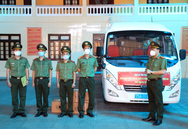Công an Thừa Thiên Huế vận chuyển thiết bị y tế hỗ trợ các tỉnh phía Nam -0