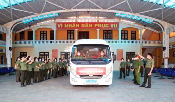 Công an Thừa Thiên Huế vận chuyển thiết bị y tế hỗ trợ các tỉnh phía Nam -0